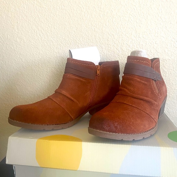 Sz 10 M Earth Origins Odele Suede Booties in Tobacco, new in box - Picture 2 of 11